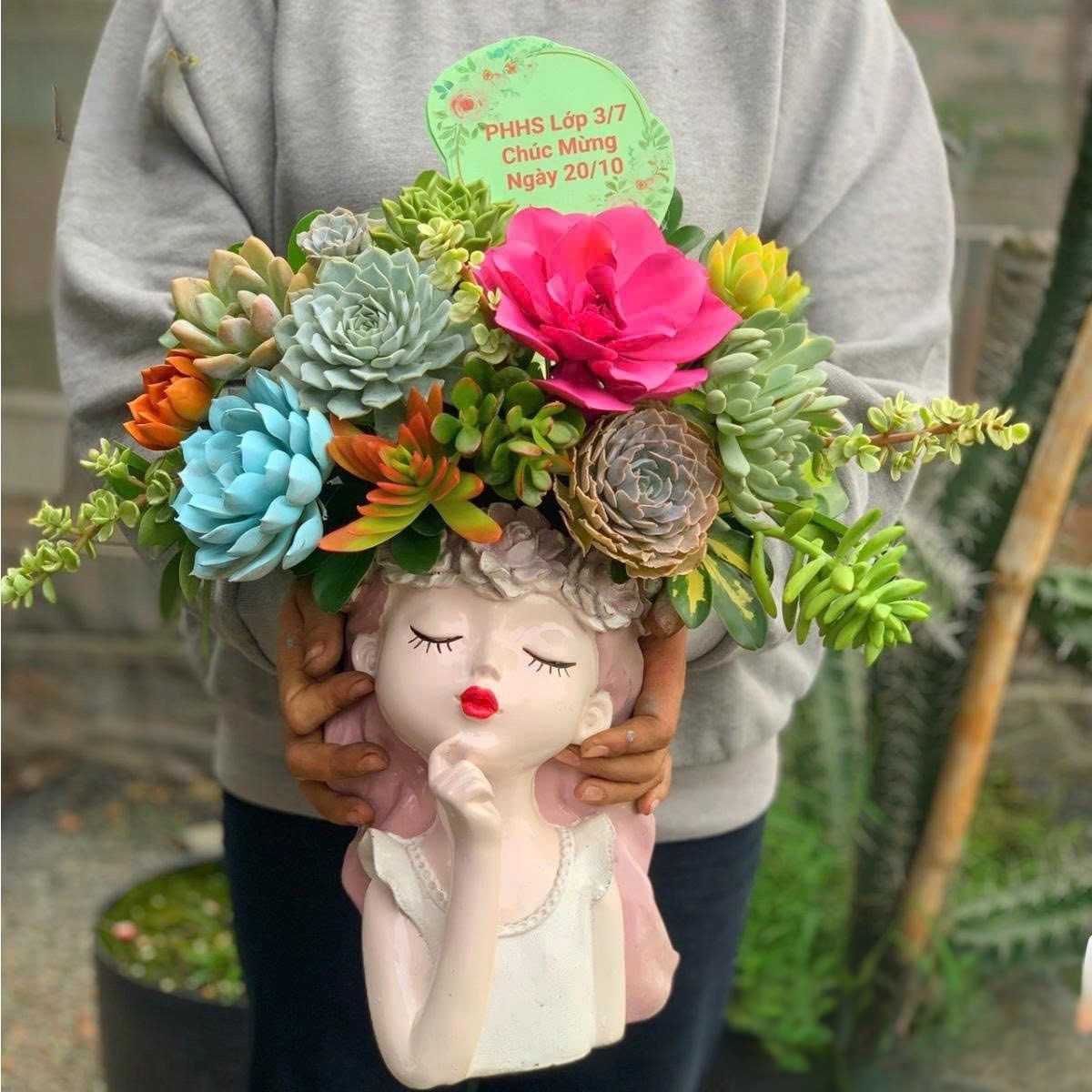 Tượng hoa sen đá cô gái nhỏ kiêu sa, rực rỡ